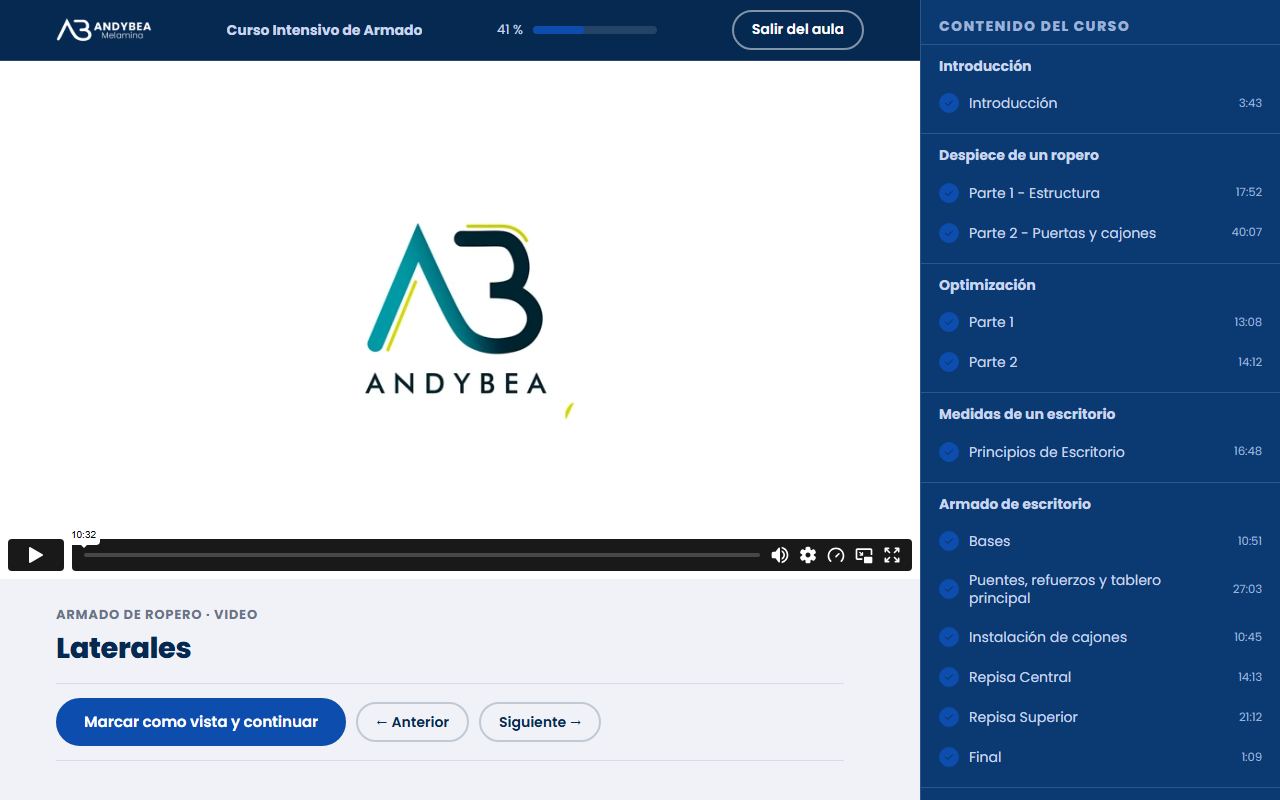 Una clase con el video y el temario del curso