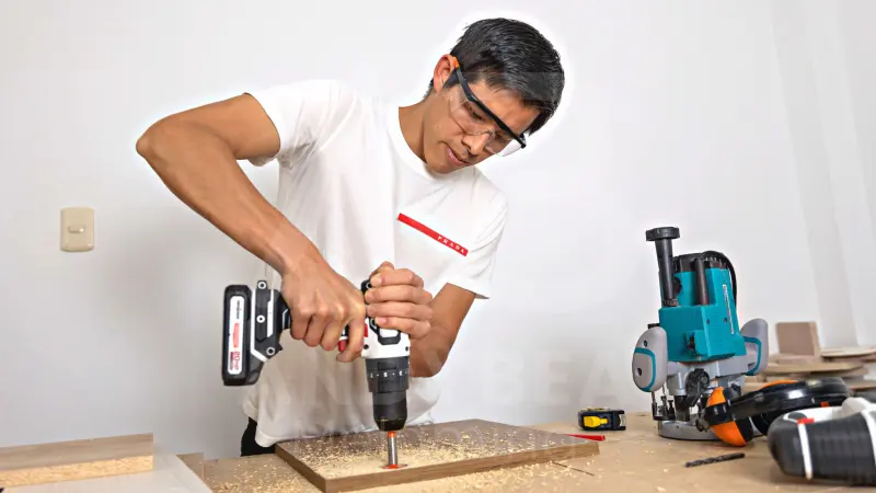 Armado de un mueble de melamina en el taller