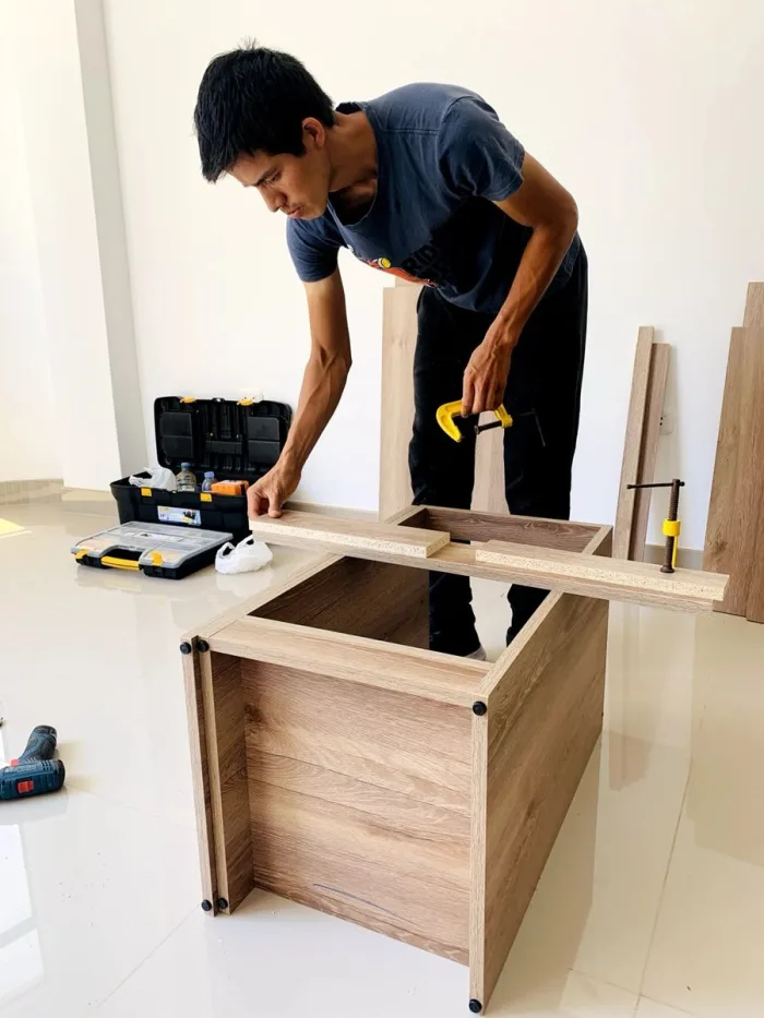 Armado de un escritorio de melamina en el taller
